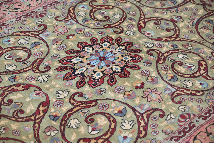 green Accent rug 4' 0" x 5' 11"