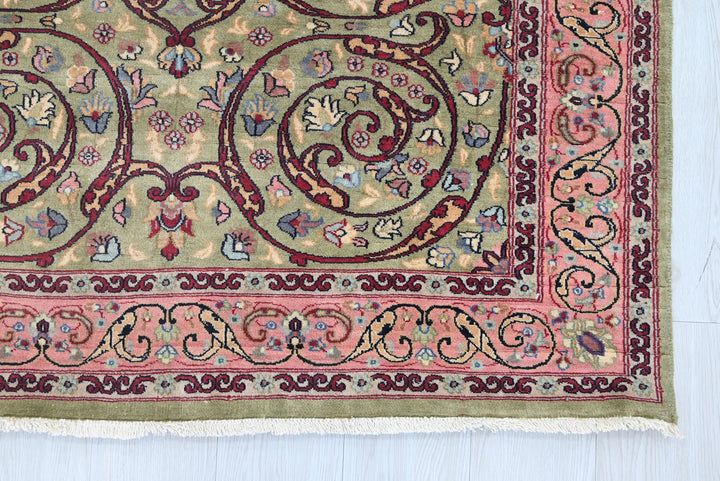 green Accent rug 4' 0" x 5' 11"