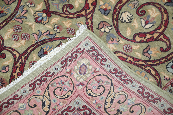 green Accent rug 4' 0" x 5' 11"