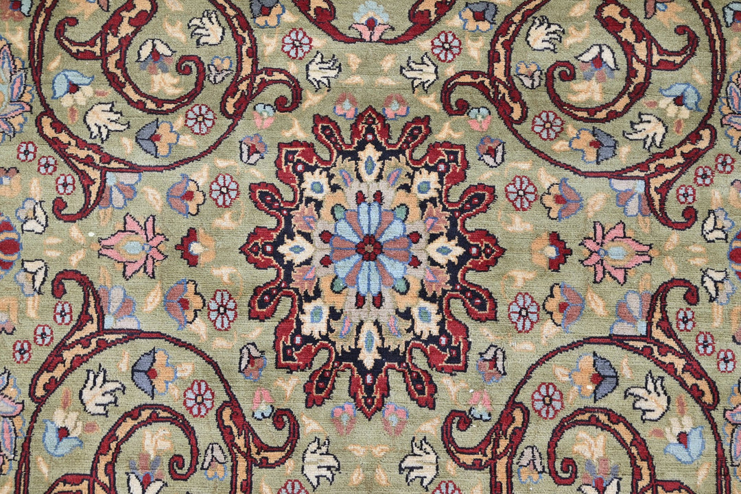 green Accent rug 4' 0" x 5' 11"