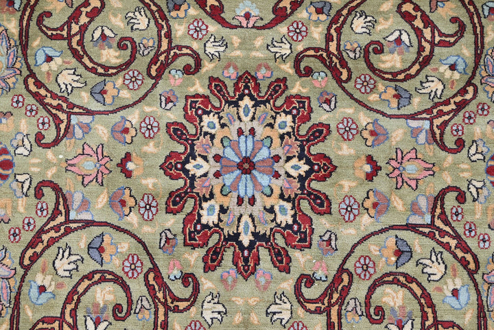green Accent rug 4' 0" x 5' 11"