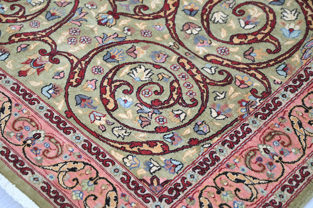 green Accent rug 4' 0" x 5' 11"