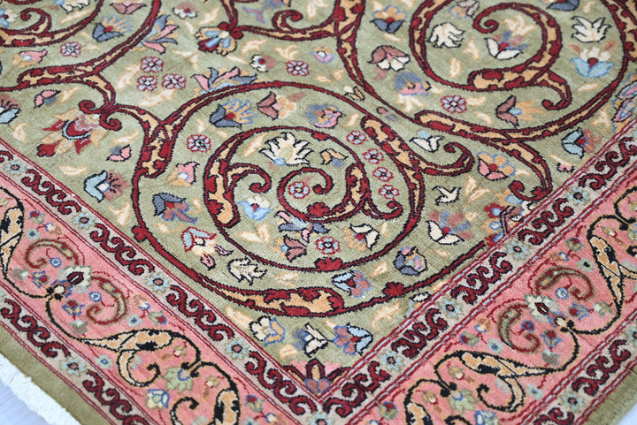 green Accent rug 4' 0" x 5' 11"