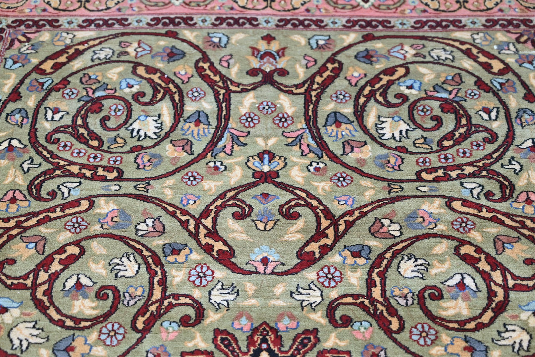 green Accent rug 4' 0" x 5' 11"
