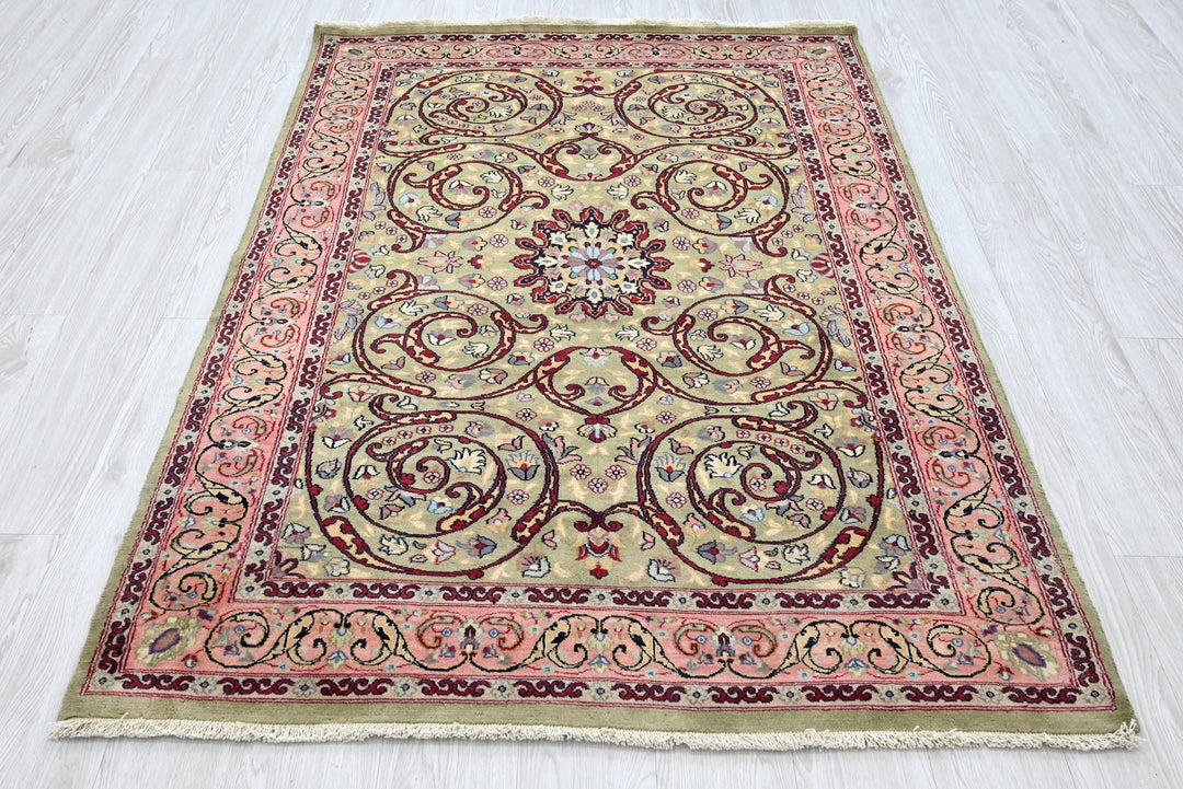 green Accent rug 4' 0" x 5' 11"
