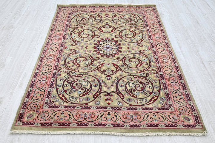 green Accent rug 4' 0" x 5' 11"