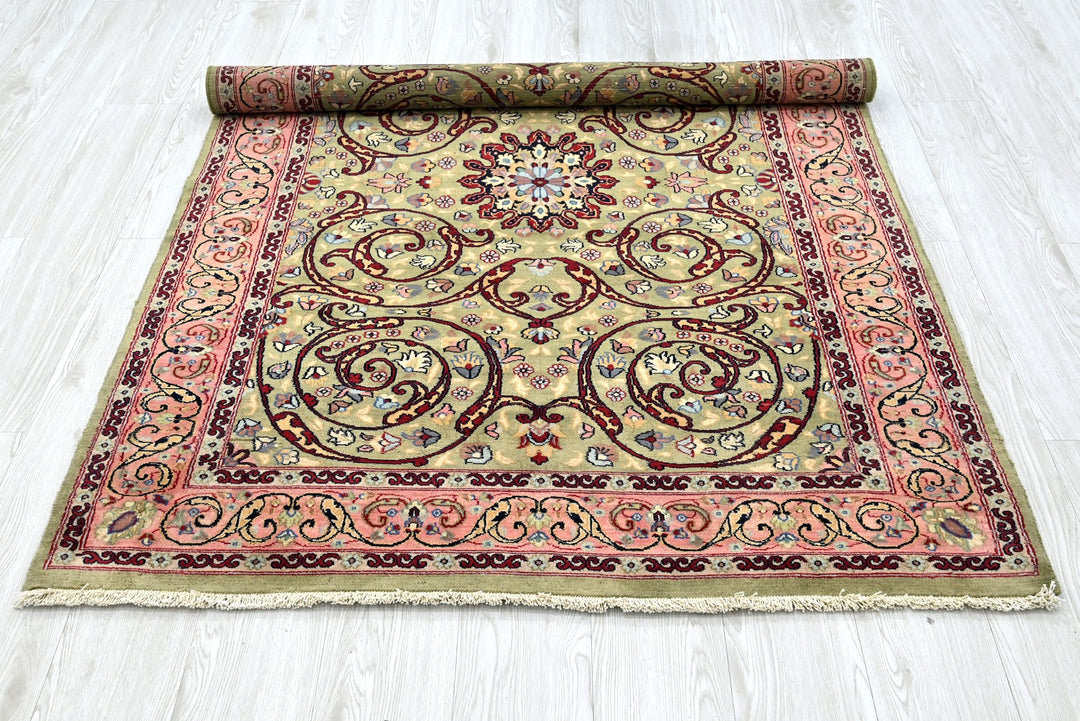green Accent rug 4' 0" x 5' 11"