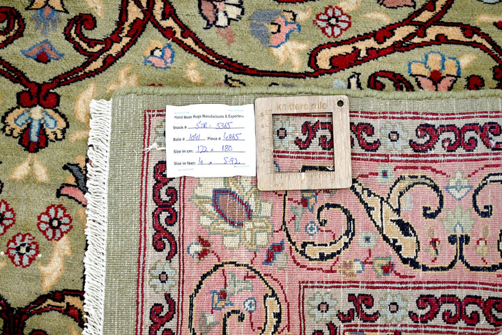 green Accent rug 4' 0" x 5' 11"