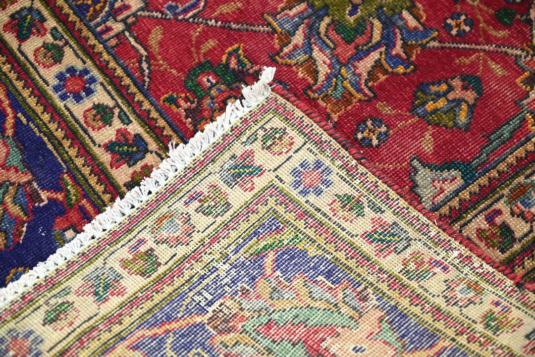 red Oversized rug 9' 9" x 11' 7"