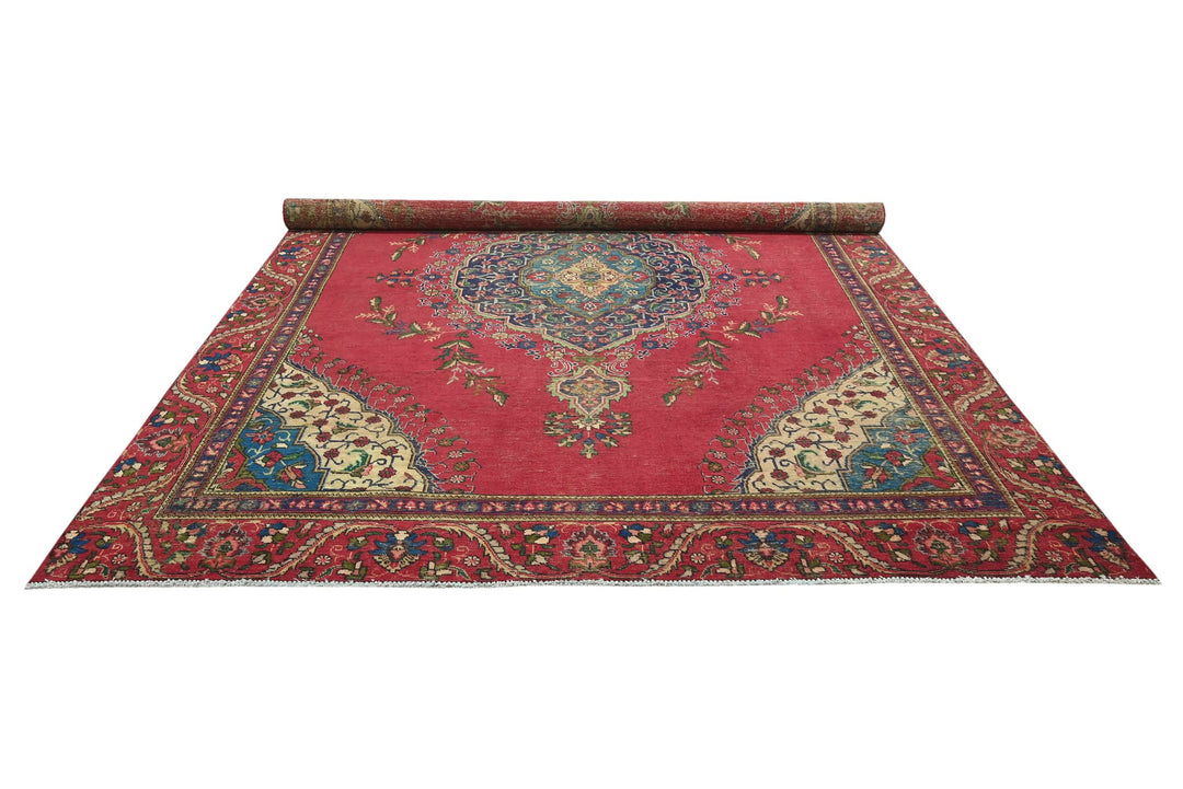 red Oversized rug 9' 0" x 11' 10"