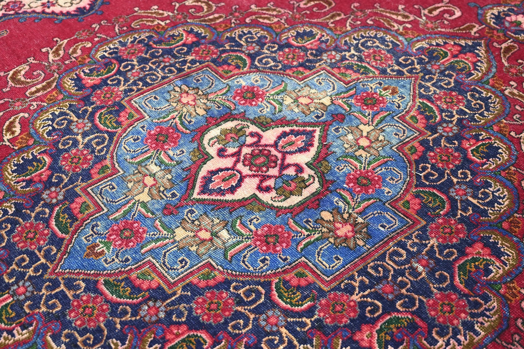 red Oversized rug 9' 0" x 12' 1"