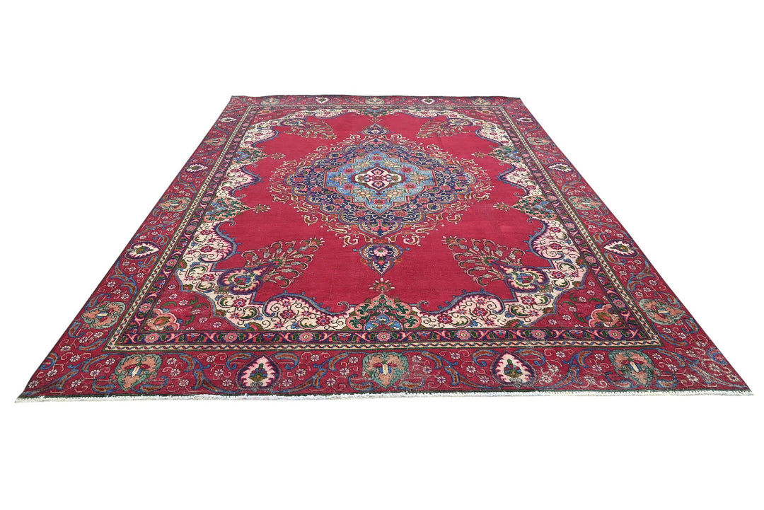 red Oversized rug 9' 0" x 12' 1"