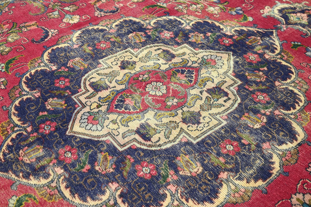 red Oversized rug 9' 5" x 12' 5"