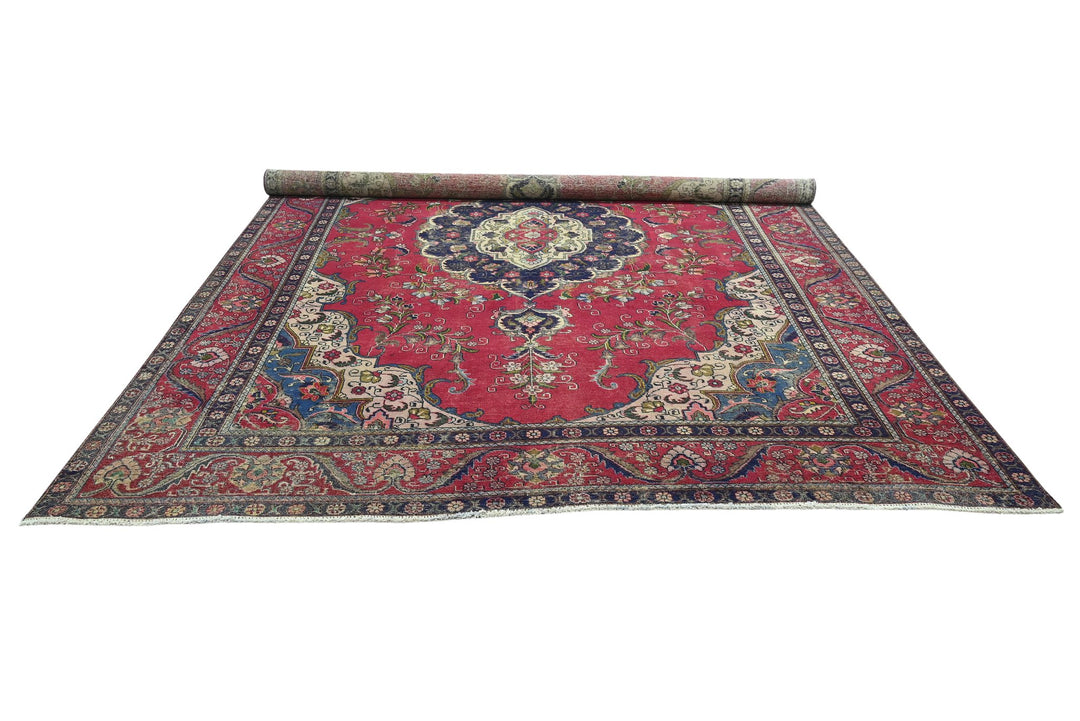 red Oversized rug 9' 5" x 12' 5"