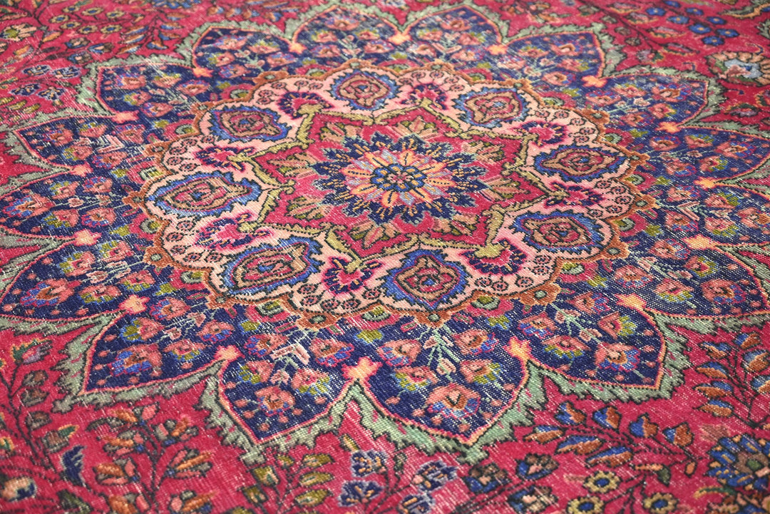 red Oversized rug 9' 6" x 12' 7"