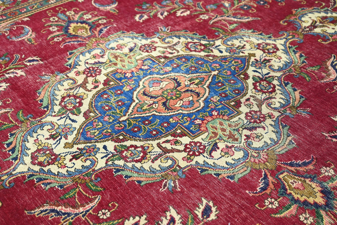 red Oversized rug 8' 7" x 11' 3"