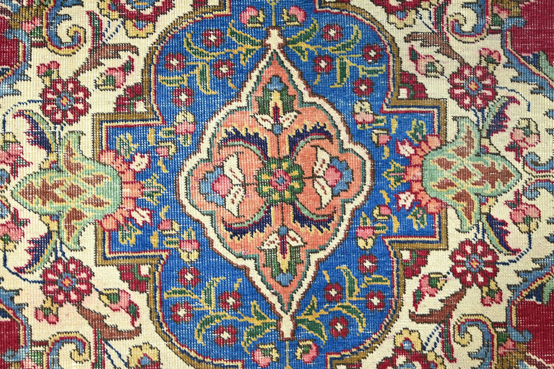 red Oversized rug 8' 7" x 11' 3"