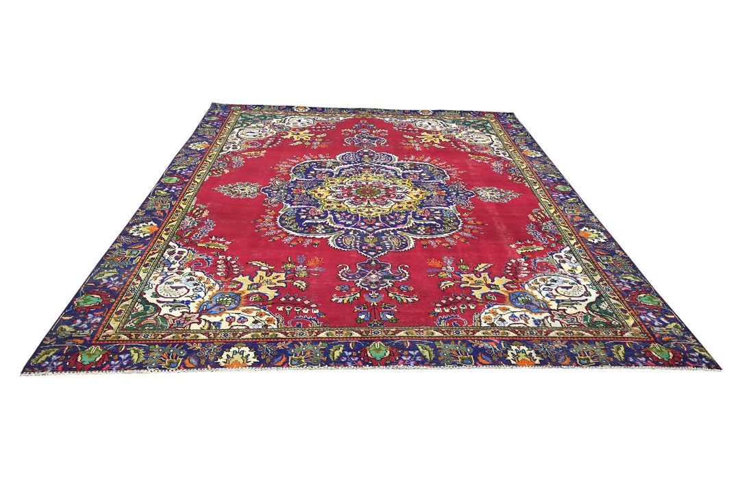 red Oversized rug 9' 4" x 11' 4"
