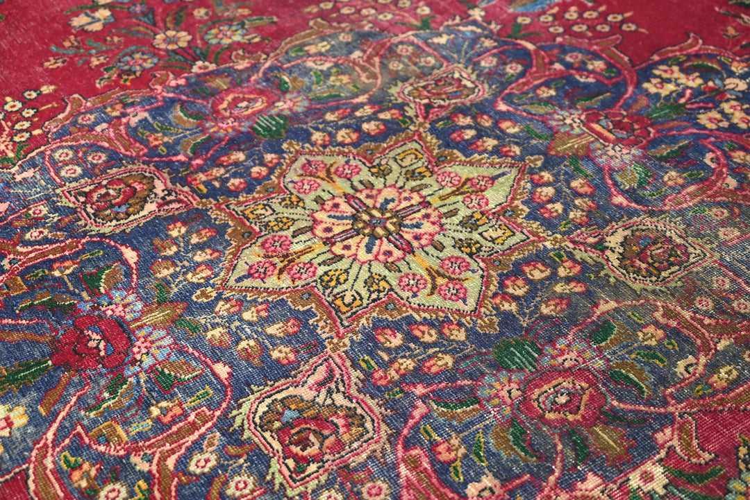 red Oversized rug 8' 10" x 13' 1"