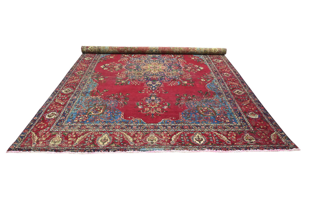 red Oversized rug 8' 10" x 13' 1"