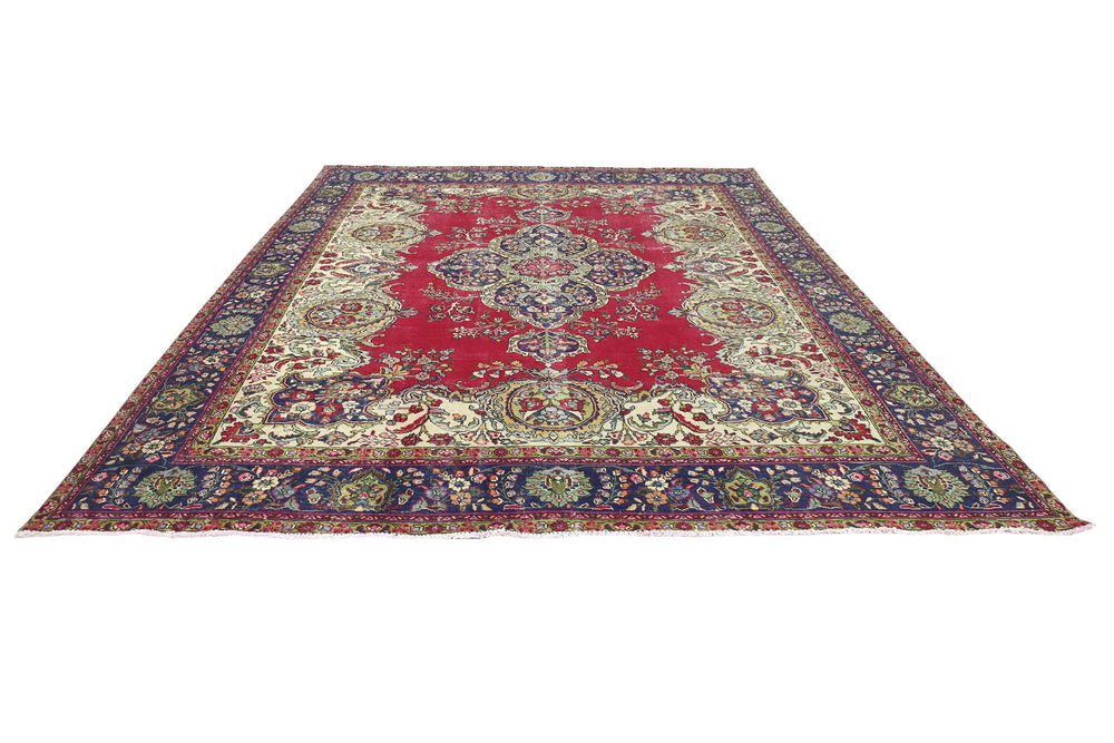 red Oversized rug 9' 11" x 12' 2"