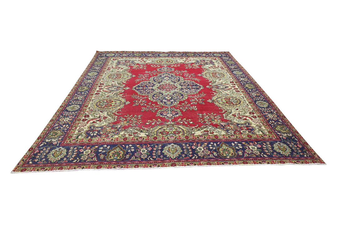 red Oversized rug 9' 11" x 12' 2"