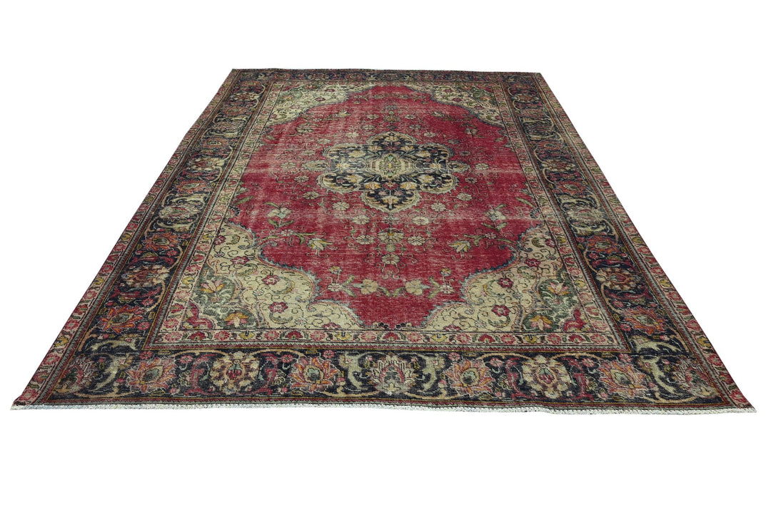 red Large rug 7' 10" x 10' 11"