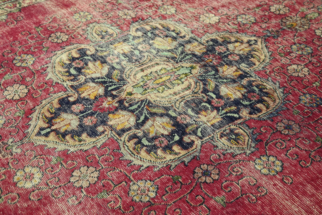 red Large rug 7' 10" x 10' 11"