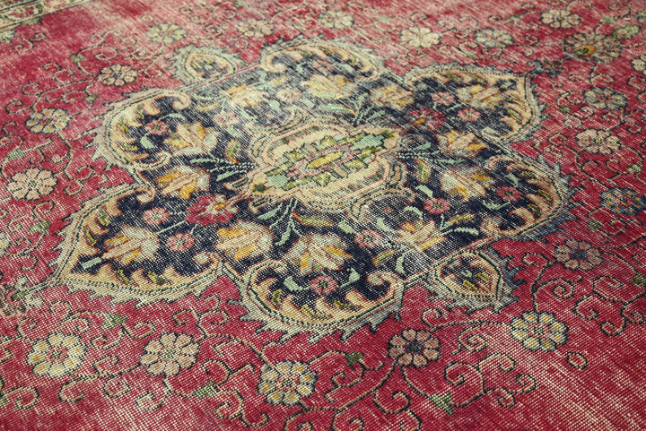 red Large rug 7' 10" x 10' 11"