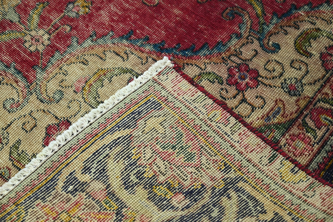 red Large rug 7' 10" x 10' 11"