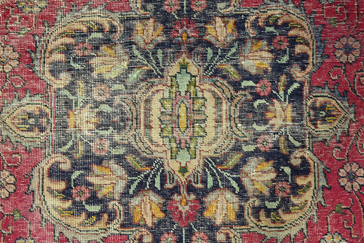 red Large rug 7' 10" x 10' 11"