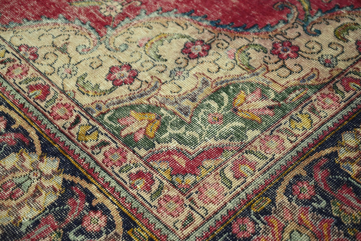 red Large rug 7' 10" x 10' 11"