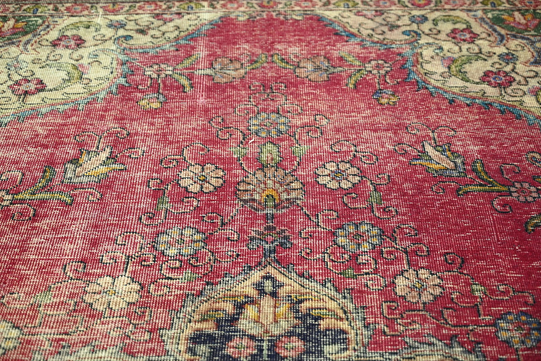 red Large rug 7' 10" x 10' 11"