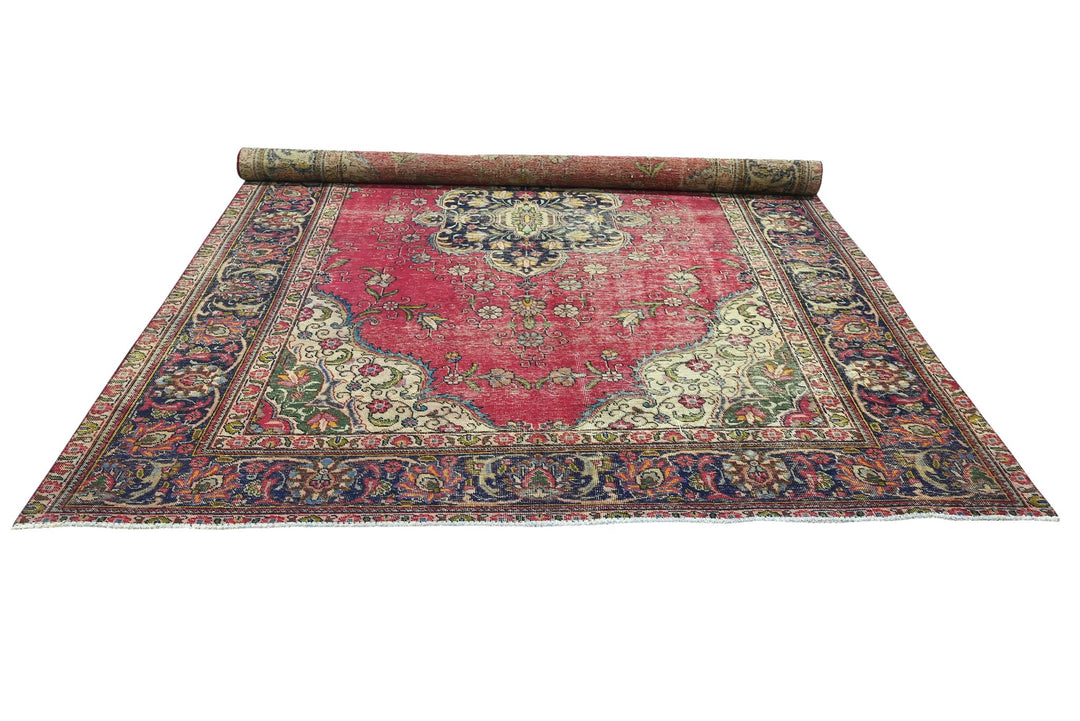 red Large rug 7' 10" x 10' 11"