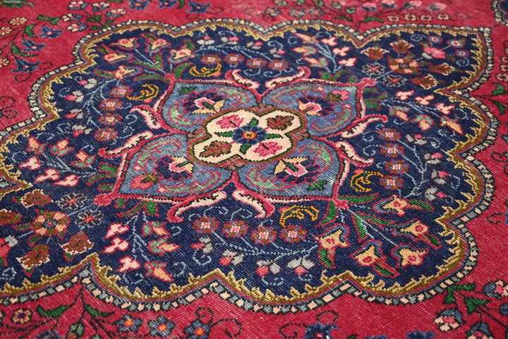 red Large rug 8' 0" x 10' 10"