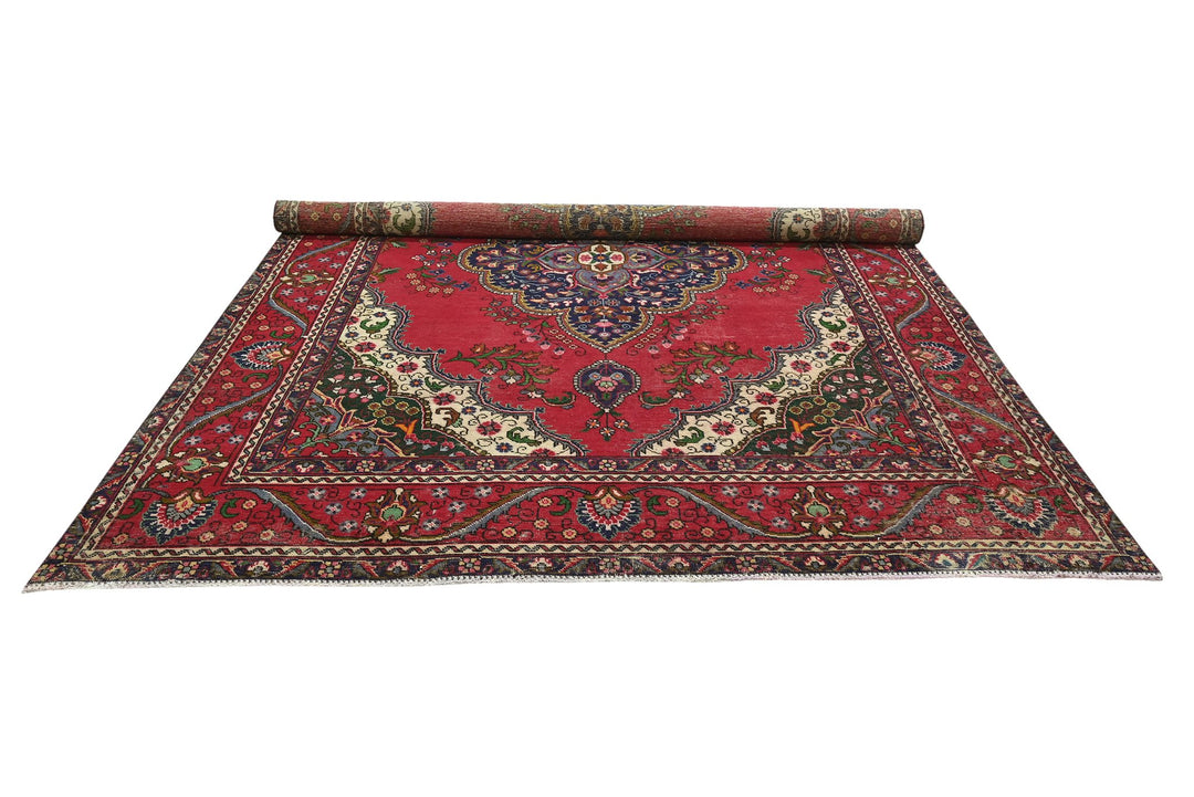red Large rug 8' 0" x 10' 10"