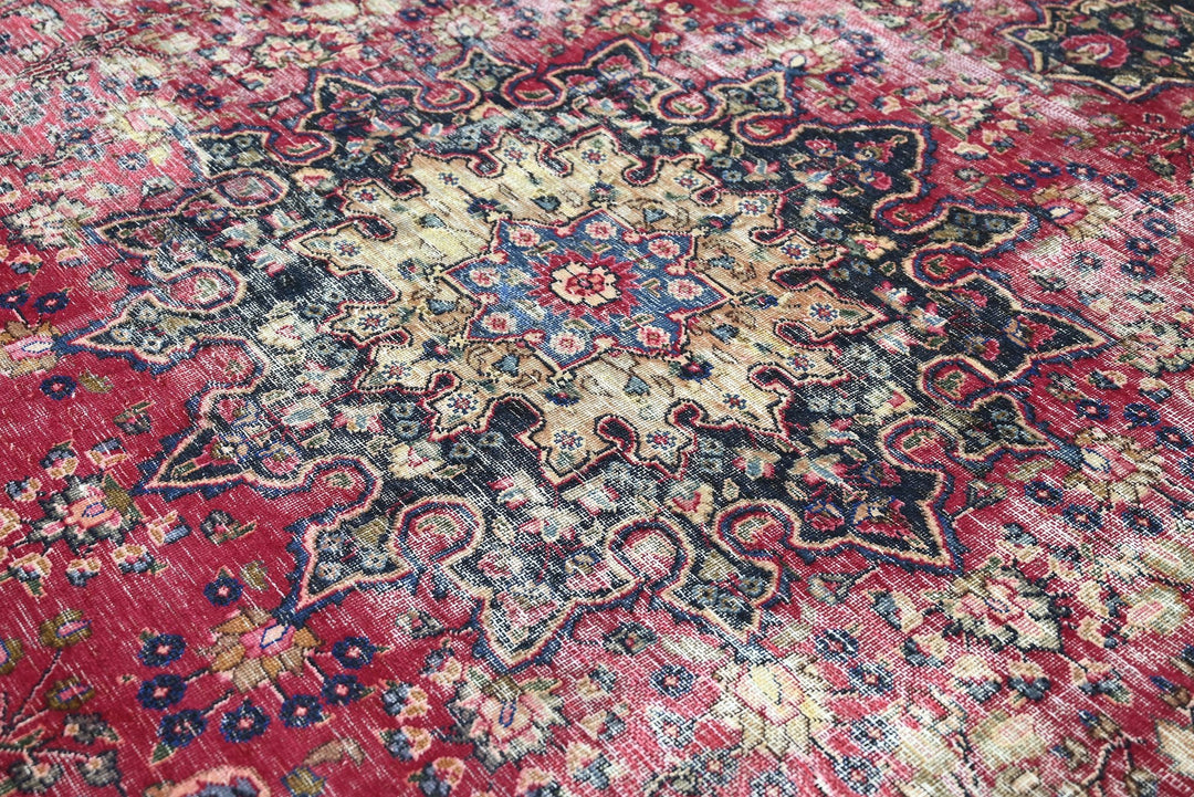 red Oversized rug 9' 0" x 12' 5"