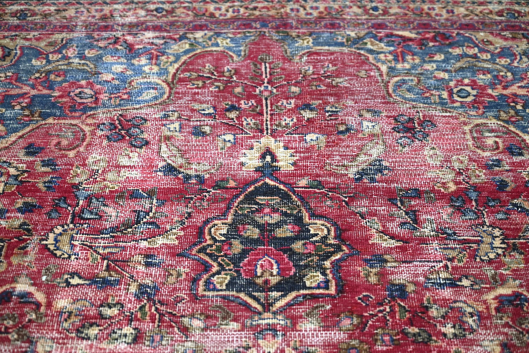 red Oversized rug 9' 0" x 12' 5"