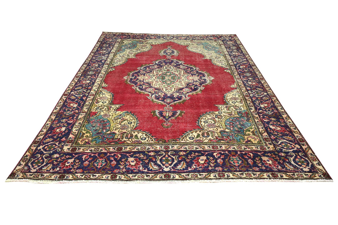 red Large rug 7' 5" x 10' 4"