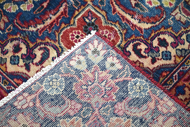 red Large rug 7' 1" x 10' 5"