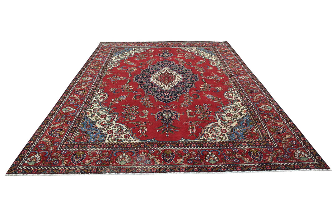 red Oversized rug 9' 7" x 13' 1"