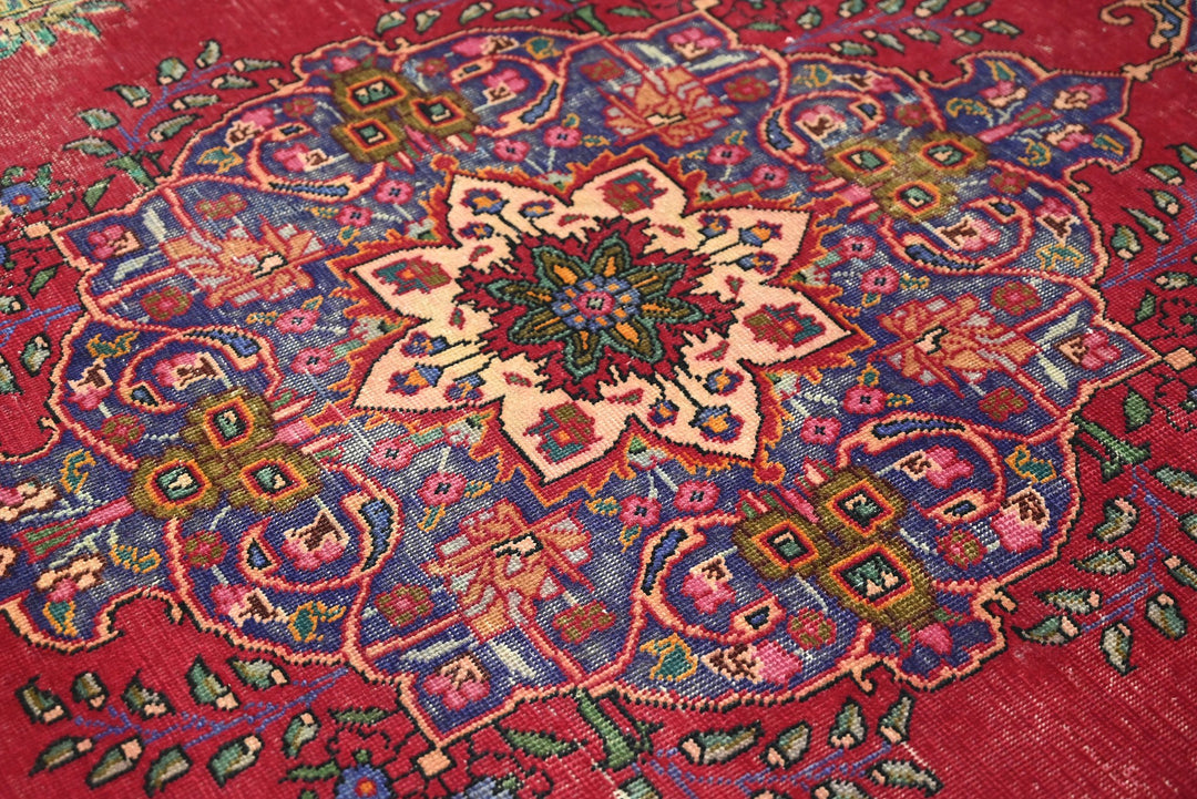 red Medium rug 6' 3" x 9' 3"
