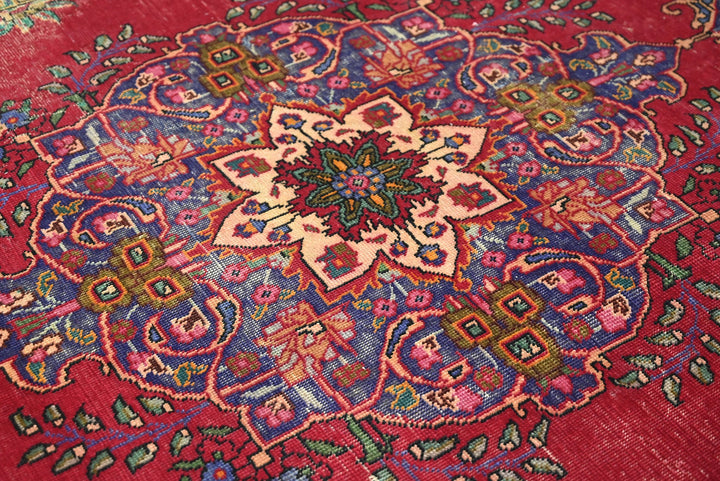 red Medium rug 6' 3" x 9' 3"