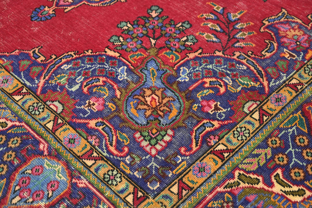 red Medium rug 6' 3" x 9' 3"