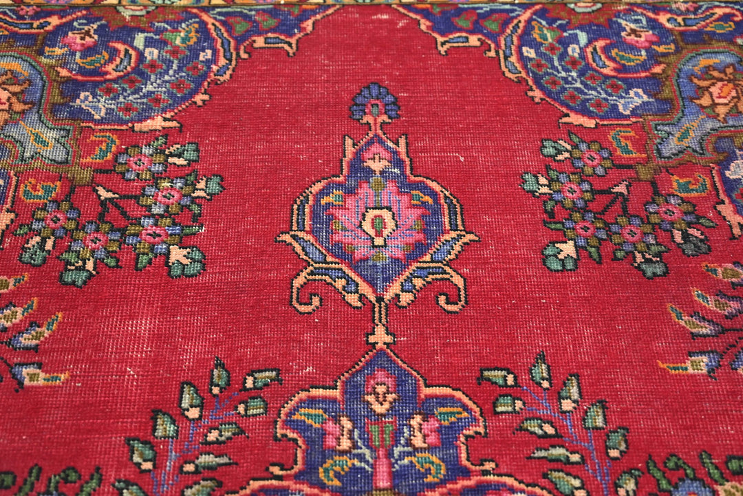 red Medium rug 6' 3" x 9' 3"