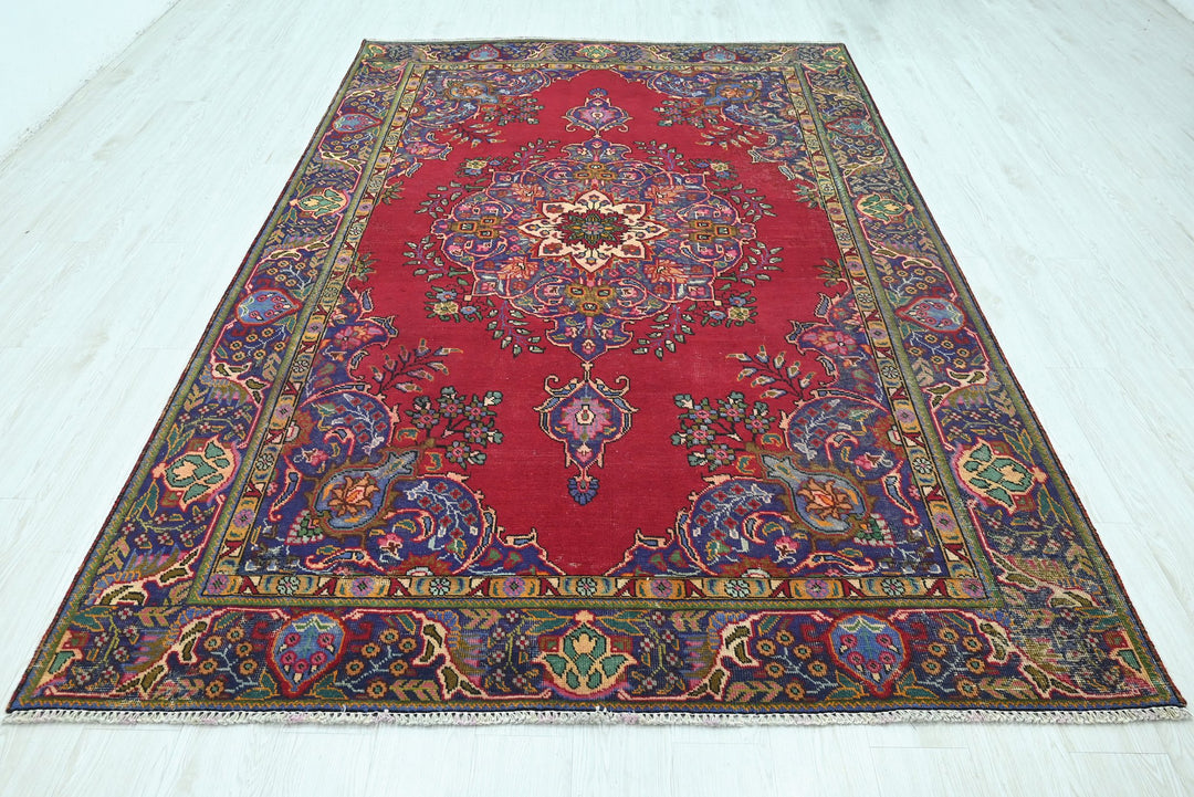 red Medium rug 6' 3" x 9' 3"