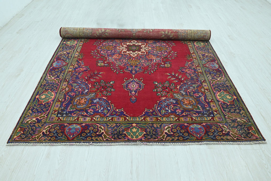 red Medium rug 6' 3" x 9' 3"