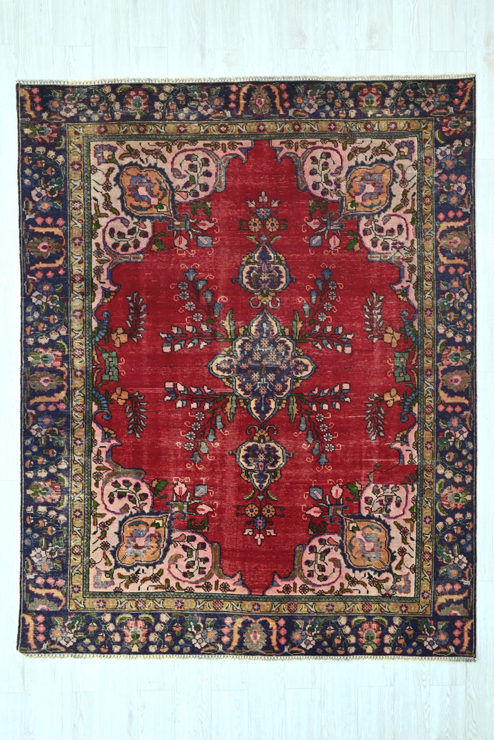 red Medium rug 5' 11" x 8' 0"