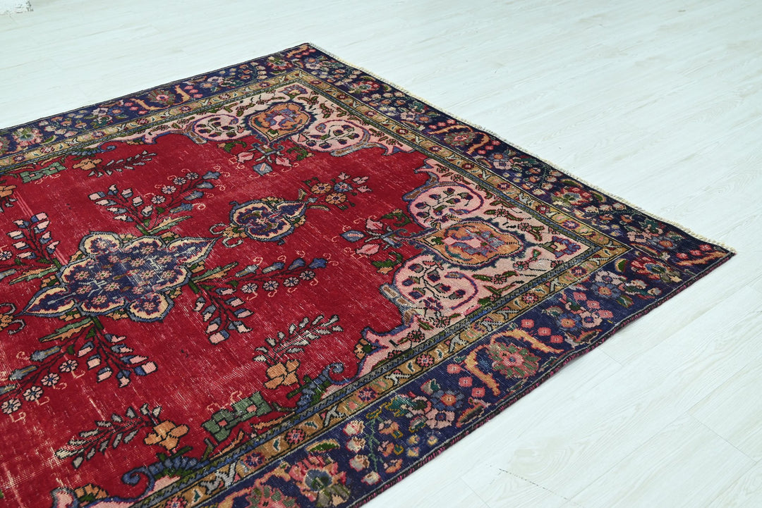 red Medium rug 5' 11" x 8' 0"