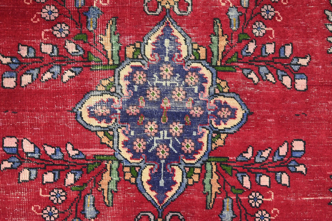 red Medium rug 5' 11" x 8' 0"